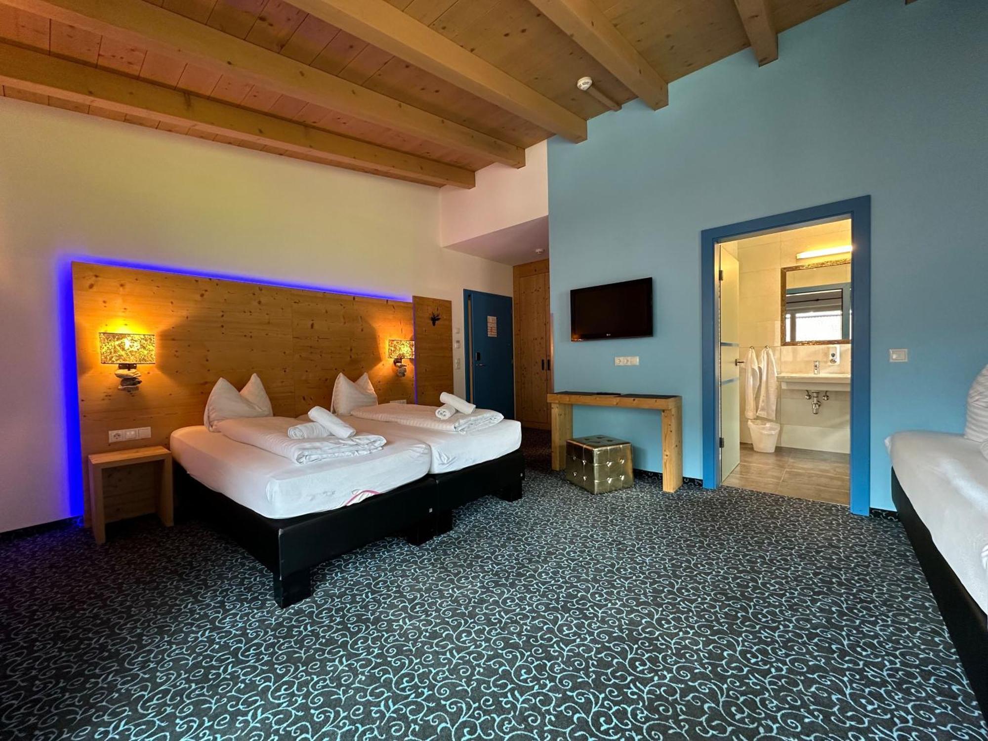 Partyhouse Harakiri Stay Different 60 Seconds To Mountains! Free Parking! Self Check-In Майерхофен Екстериор снимка