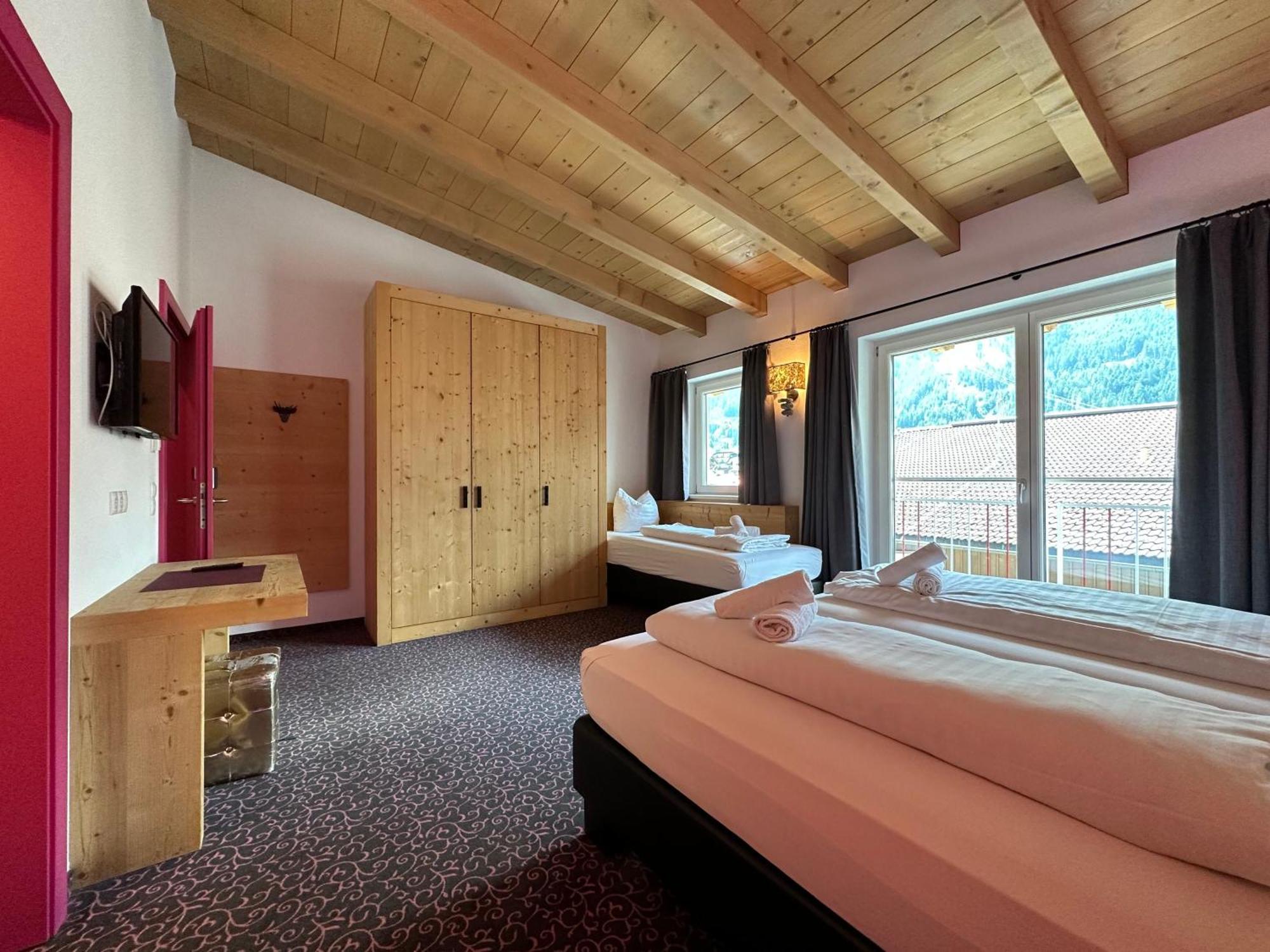 Partyhouse Harakiri Stay Different 60 Seconds To Mountains! Free Parking! Self Check-In Майерхофен Екстериор снимка